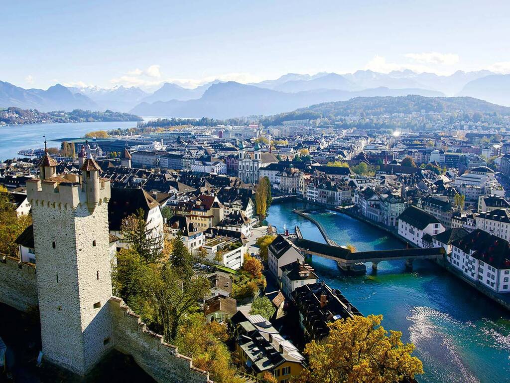 Stadtmauer, See, Berge