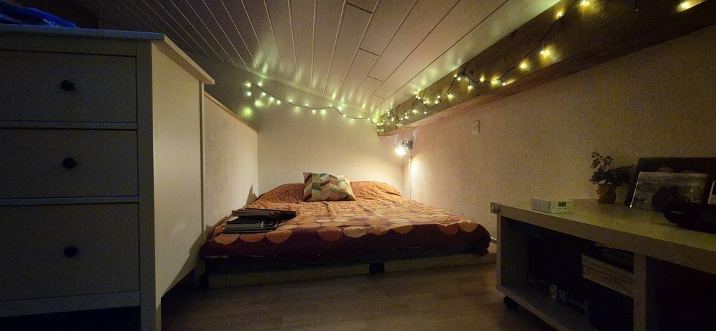 The mezzanine with a double bed in a tatami mat. 