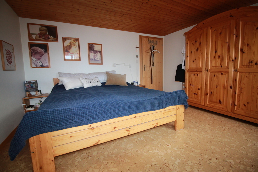 Elternschlafzimmer mit Doppelbett - nach Süden ausgerichtet