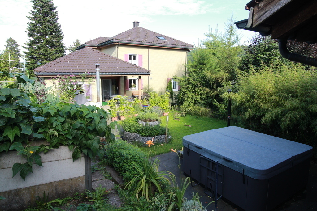 Westansicht mit Whirlpool (Jacuzzi)