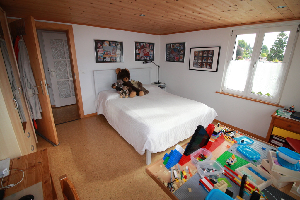 Gästezimmer mit Doppelbett - gleichzeitig Spielmöglichkeit auf Legobrett