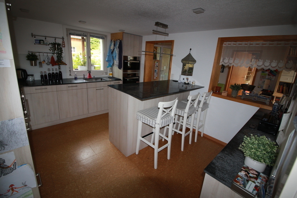 moderne Küche mit Bar für 3 Personen