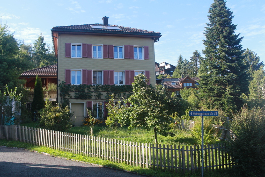 Südansicht des Hauses mit dem Vorgarten