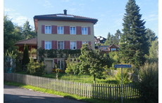 Südansicht des Hauses mit dem Vorgarten