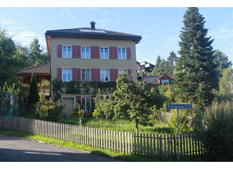 Südansicht des Hauses mit dem Vorgarten