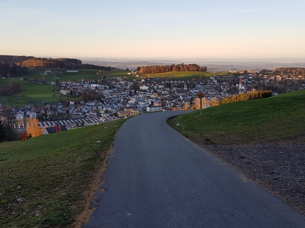 Blick vom Fuchsacker auf das Dorf - bei guter Sicht kann man bis zum Bodensee sehen
