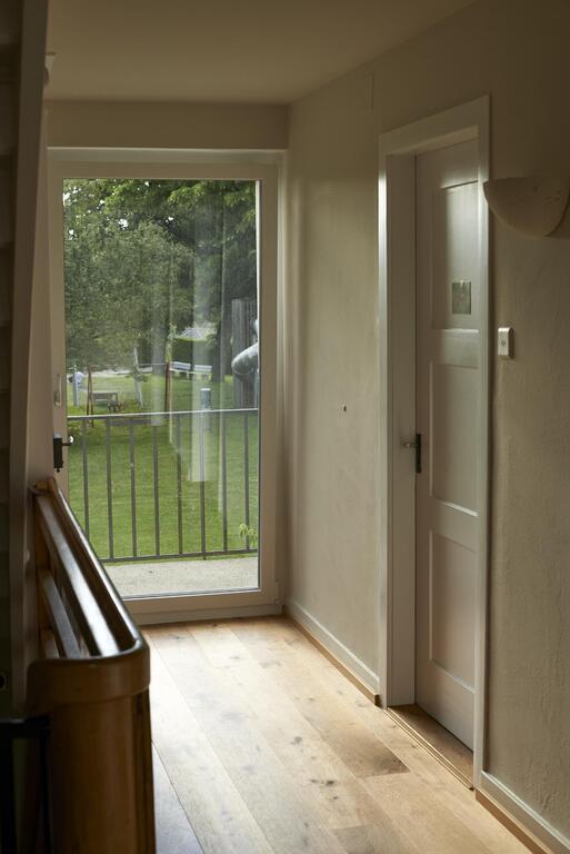 Flur mit Blick auf den Spielplatz