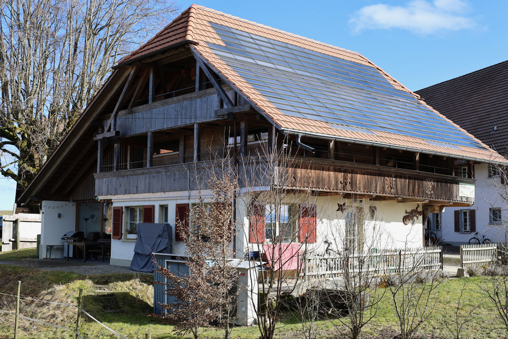 Seitenansicht mit Terrasse und Eingang