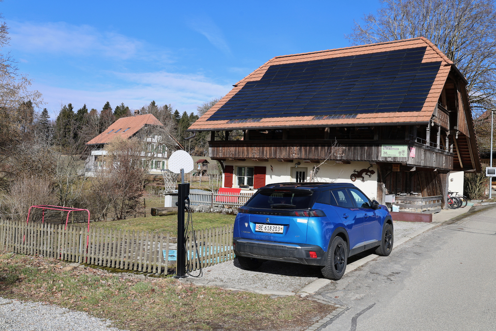 2 Parkplätze und eine Elektro-Ladestation stehen zur Verfügung