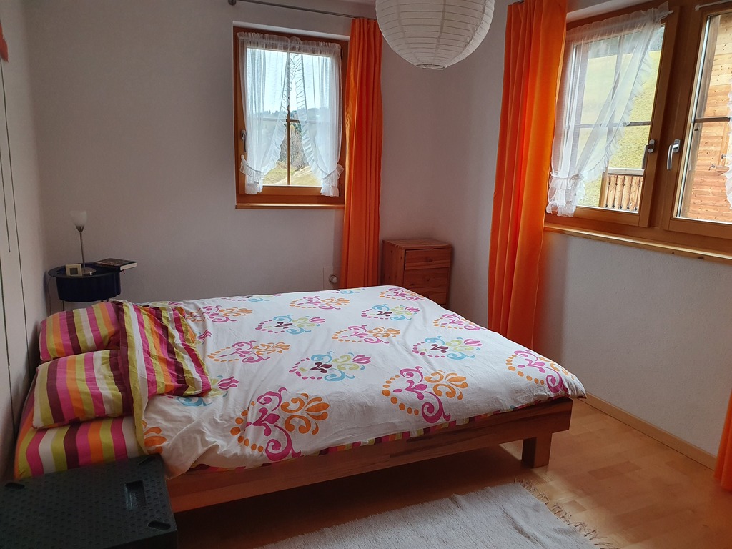 Elternschlafzimmer mit Doppelbett 