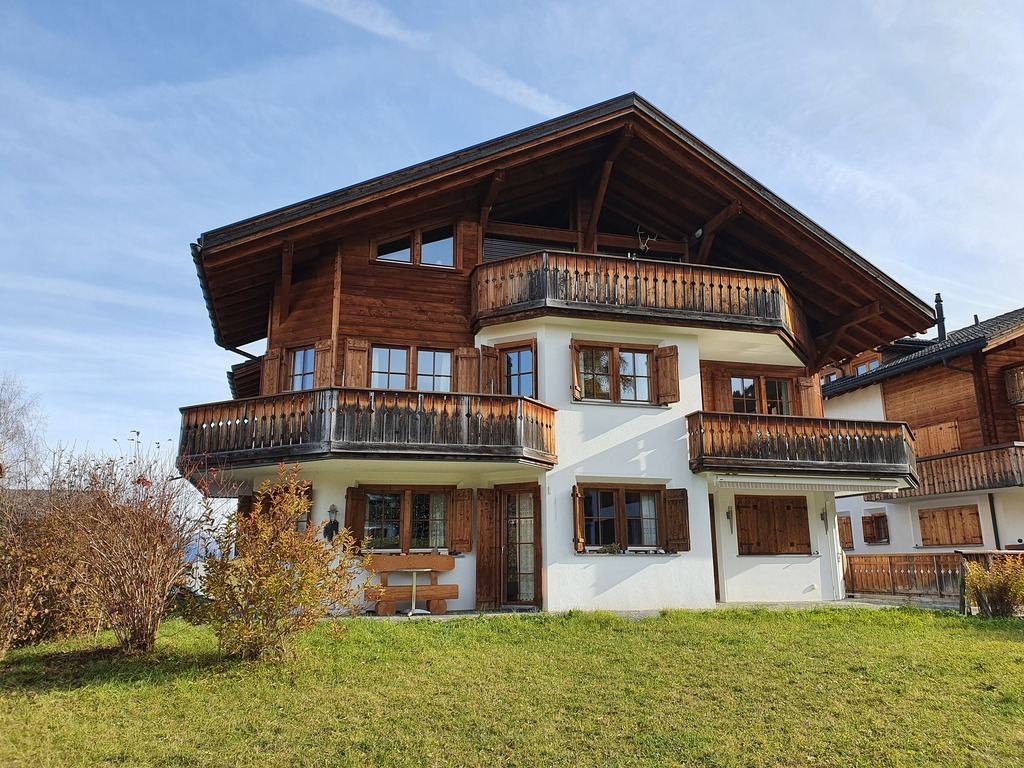 Die 3-Zimmer Ferienwohnung 65m2  befindet sich am Dorfrand an schöner und ruhiger Lage in den Bergen in Miraniga/ Obersaxen.