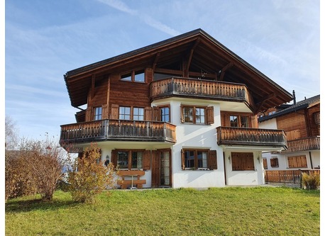 Die 3-Zimmer Ferienwohnung 65m2  befindet sich am Dorfrand an schöner und ruhiger Lage in den Bergen in Miraniga/ Obersaxen.