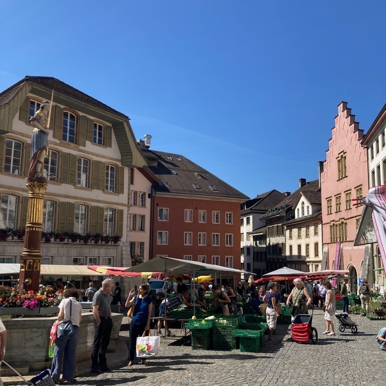 Markt in der Altstadt am Samstagvormittag