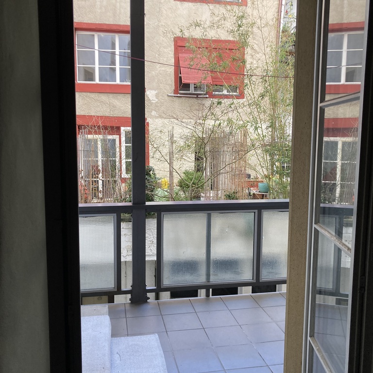 Balkon zum Innenhof mit Tisch, 2 Stühlen und Liegestuhl