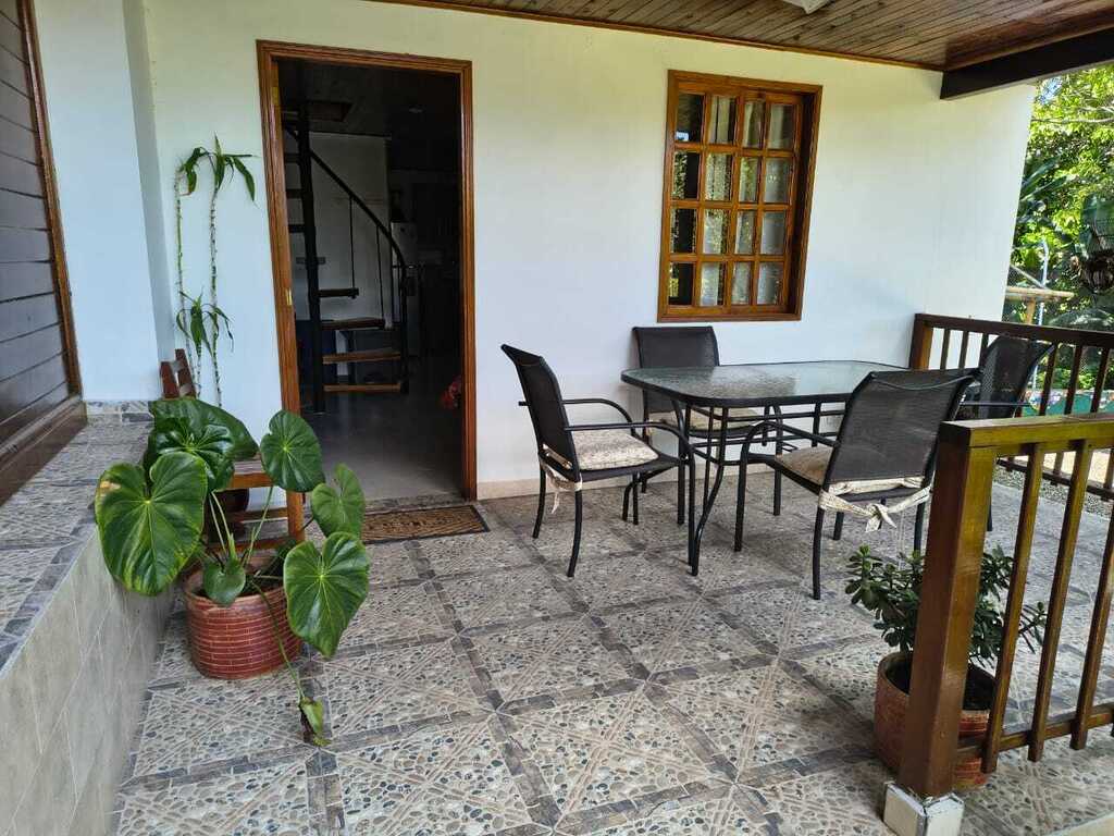 Entrada al apartamento que ofertamos y porsche con comedor para 4 personas. 
