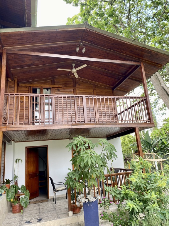 Apartamento que ofertamos con vista a jardín y piscina 