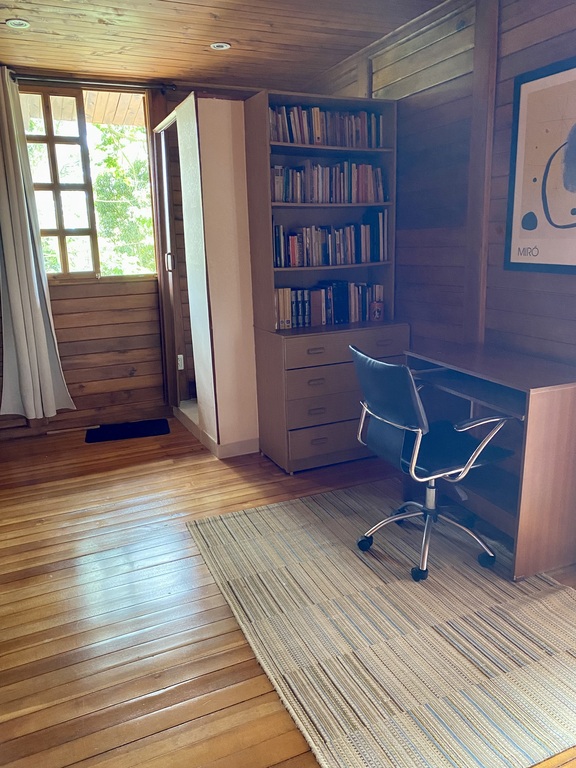 Habitación secundaria que se puede usar como estudio o como habitación. No tiene la misma privacidad que la habitación princi...