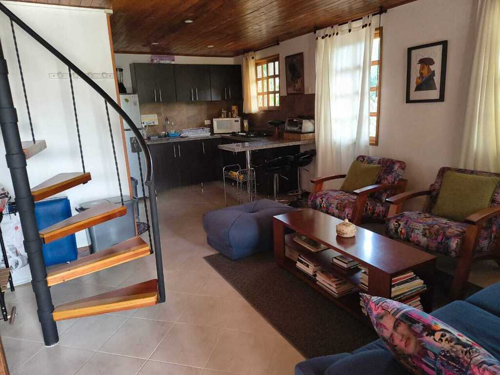 Salón, cocina al fondo y escaleras a los dormitorios y aseo del segundo piso. 
