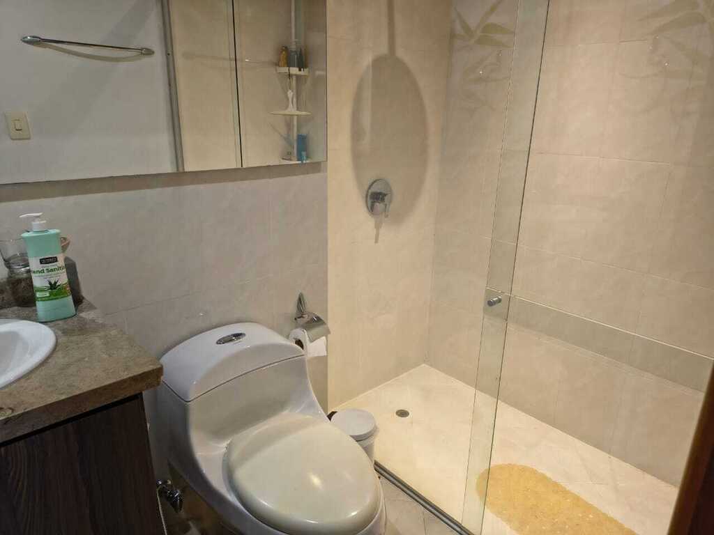 Baño con ducha en el primer piso del apartamento que ofertamos 