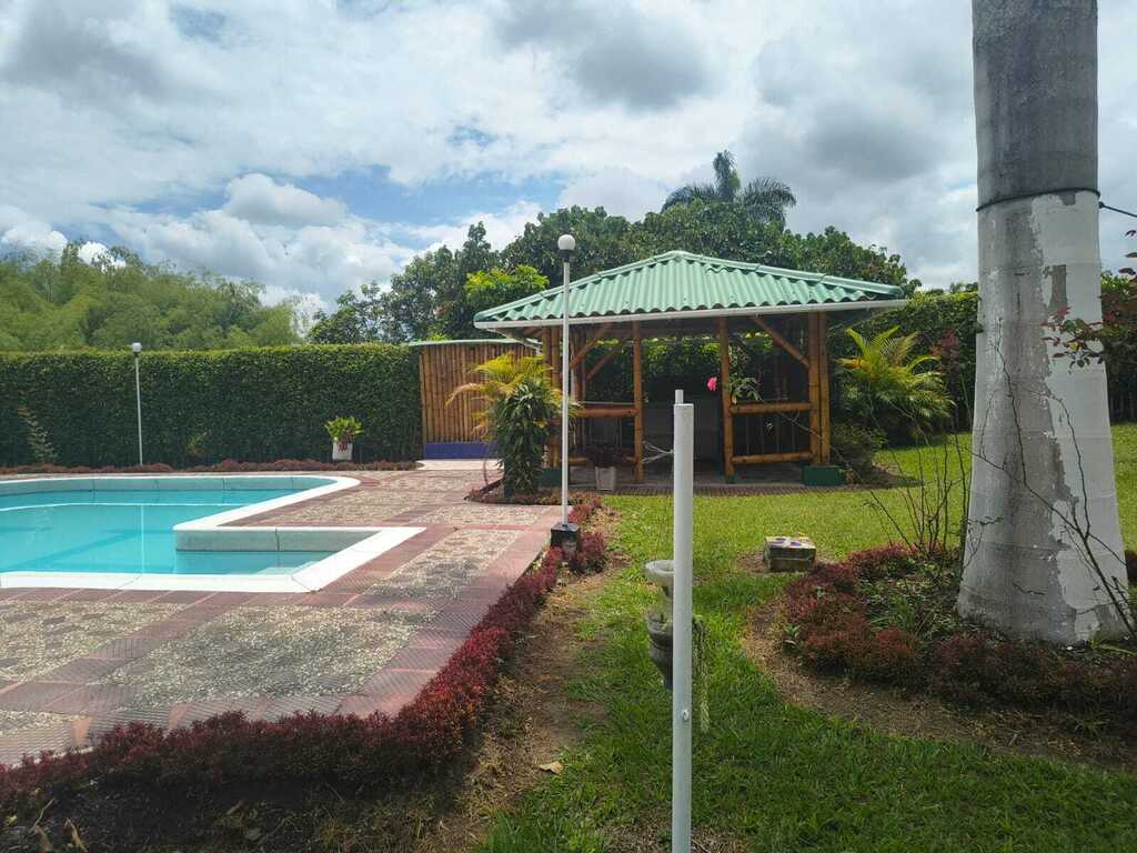 Piscina y kiosko con comedor para comidas y asados en la piscina. 