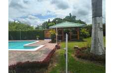 Piscina y kiosko con comedor para comidas y asados en la piscina. 