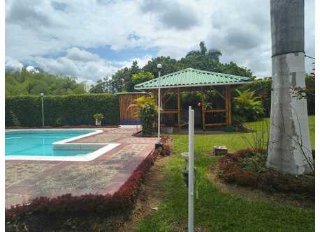 Piscina y kiosko con comedor para comidas y asados en la piscina.