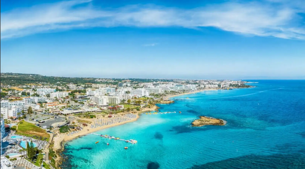 Fig Tree Beach 650 m / 8mns walking