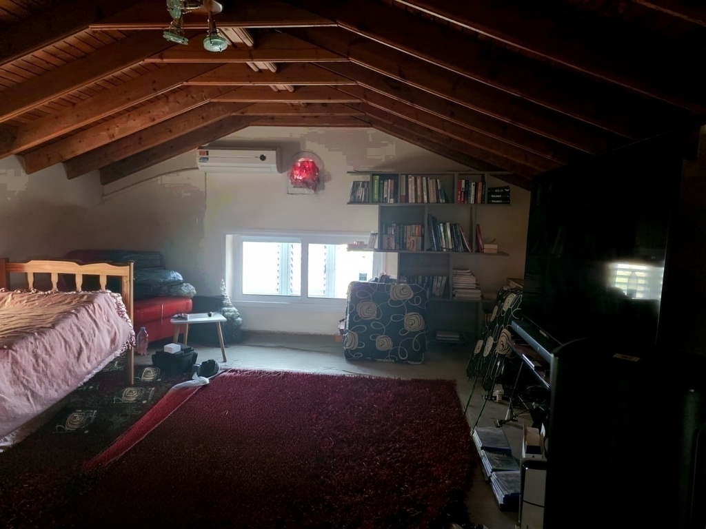 Attic bedroom / Home cinema