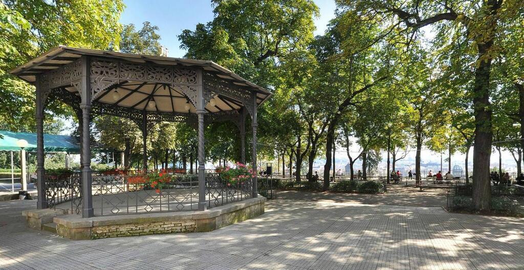 Letenské sady park (1 km from the flat)