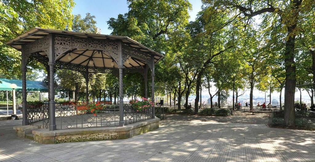 Letenské sady park (1 km from the flat)