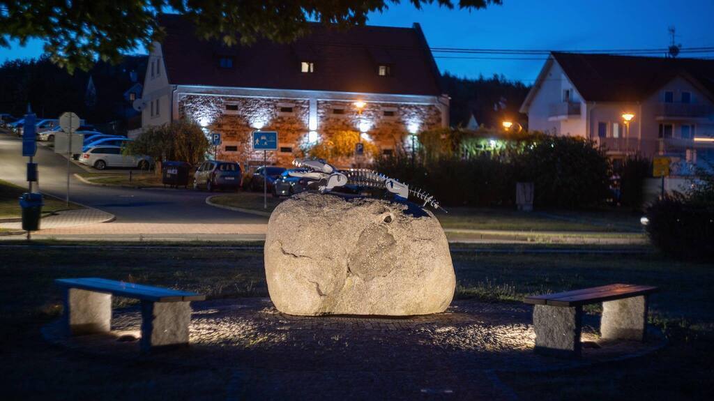 Night view of restaurant in the center of Tlučná.