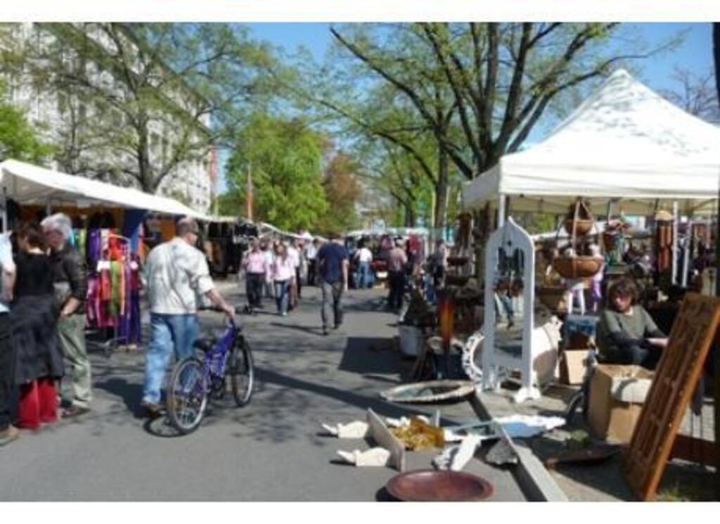 Flea-market "Straße des 17. Juni", every weekend (1.5 km)
