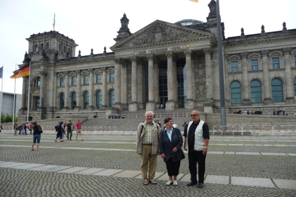 Arnold (right) in front of Reichstag (house of parliament), 4800 m