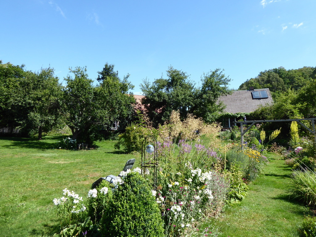 garden (right the main house, left the shed with wintergarden)
