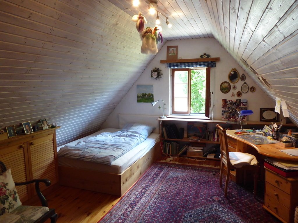 guest room with queensize bed