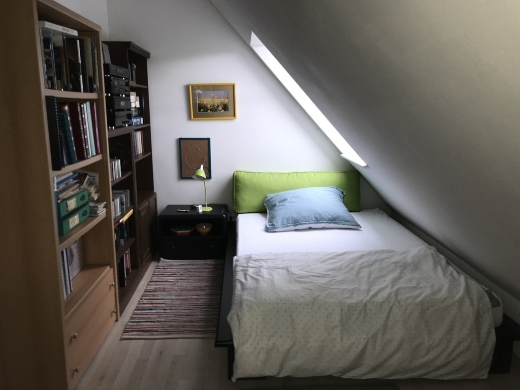 Guest Room with double bed and office space