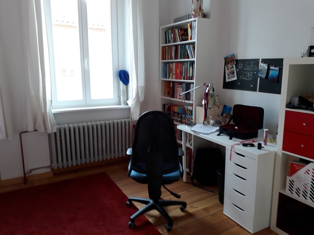 2nd children bedroom with king size bed (1st floor)