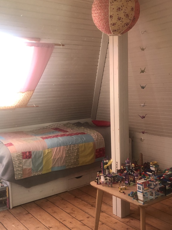 Guest room, playing space 