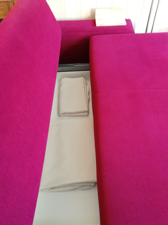 Kleiner Bettkasten im Sofa