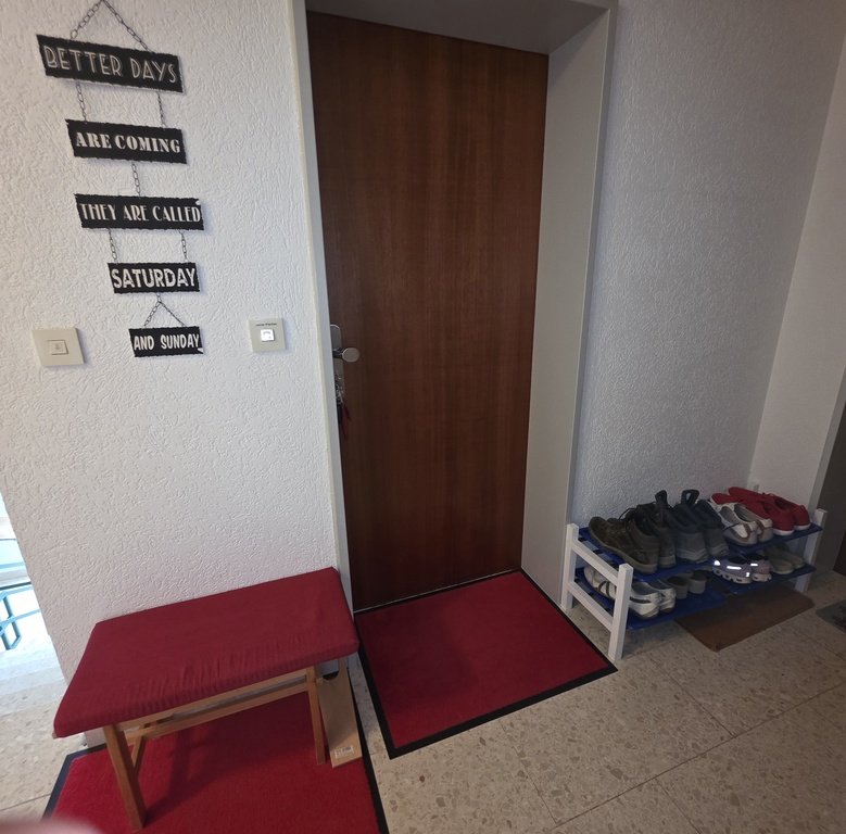 Schuhregal, Bank vor Wohnungstür