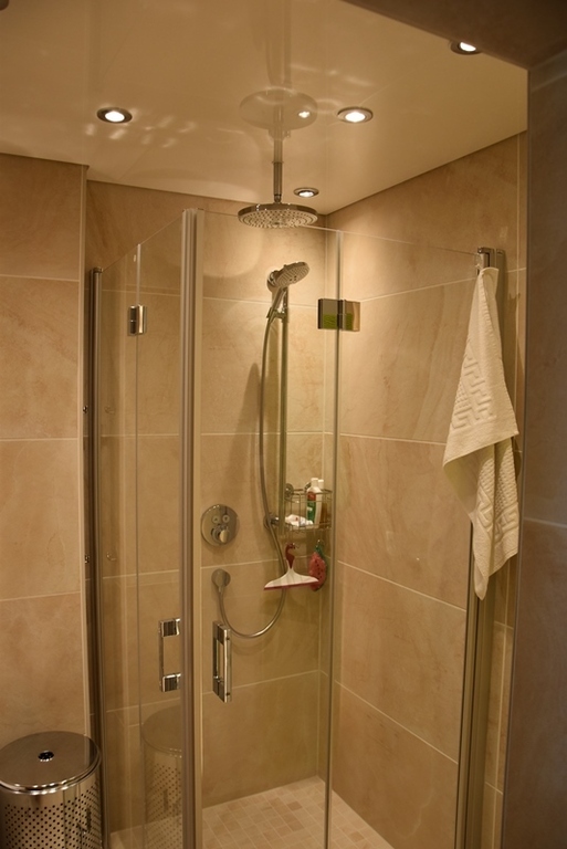 Altersgerechte Dusche mit Sitz und Haltestange
