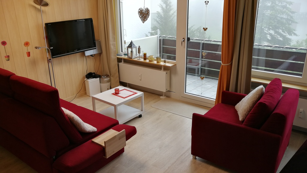 Sofa und Sessel, beides zum Ausziehen