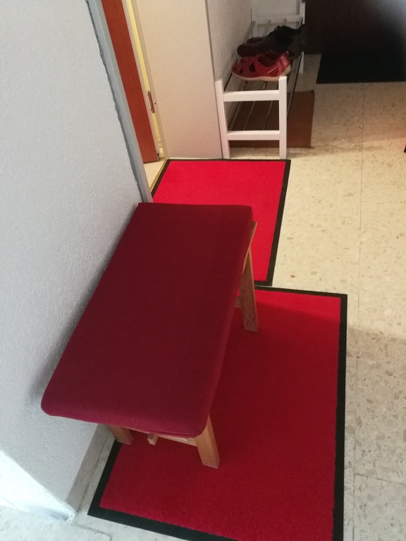 Vor der Wohnung, Kleine Bank und Schuhregal