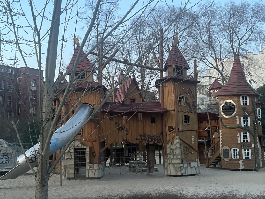 Playing ground for young and older children in the “Heinrich-Lassen-Park” 5 min