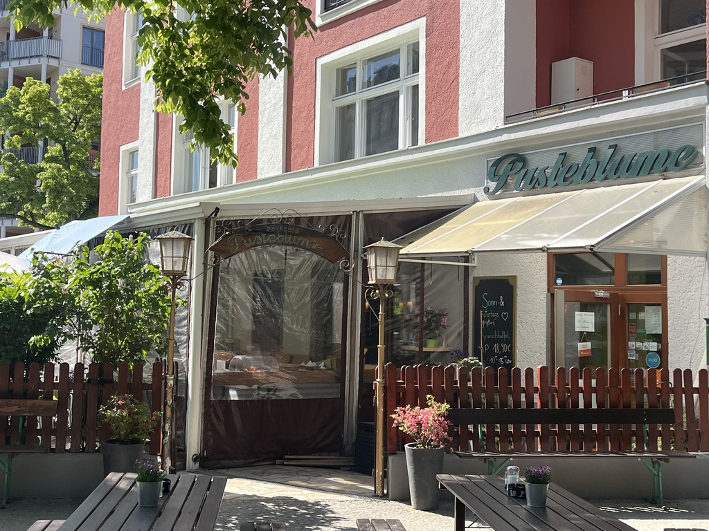 … in the “Pusteblume” you get nice food (at the weekends you can take brunch till afternoon)for reasonable prices