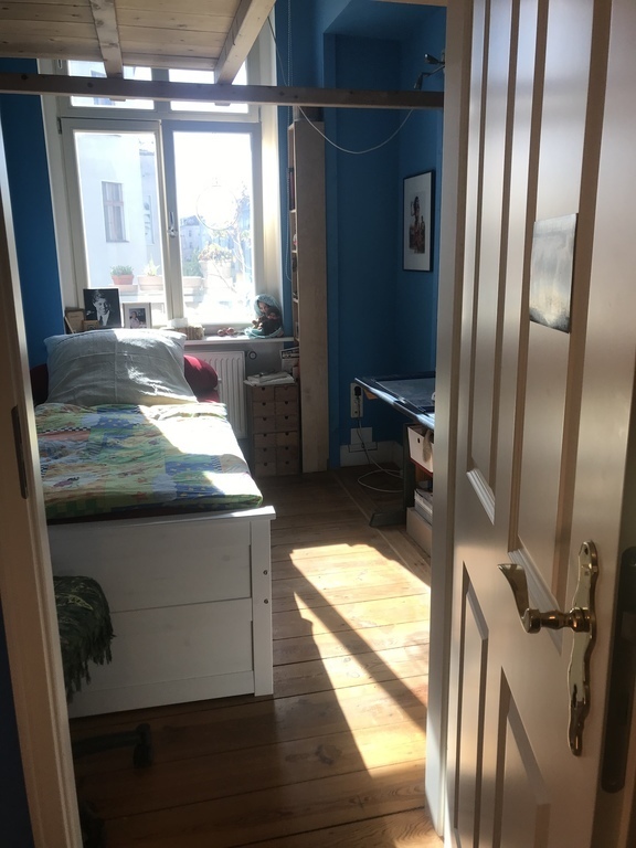 3rd floor with 90cm bed and one additional hidden bed 90cm below, so 2 persons but no more space..