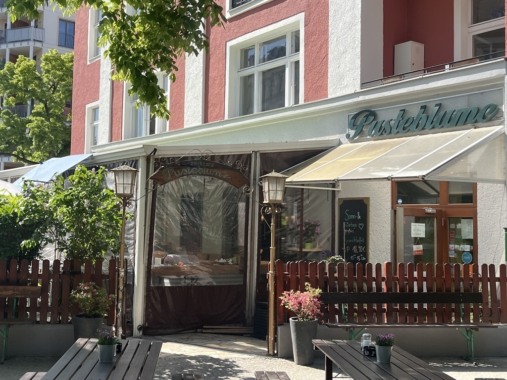 … in the “Pusteblume” you get nice food (at the weekends you can take brunch till afternoon)for reasonable prices