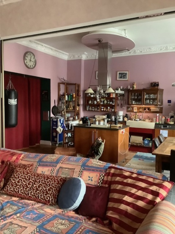 Kitchen area wiith big table 