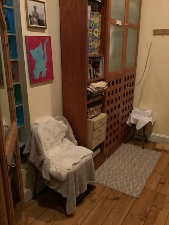 3rd floor, „room behind the curtain“, no window