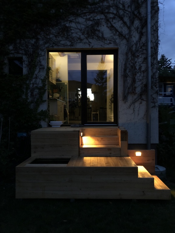 Gartentreppe bei Nacht